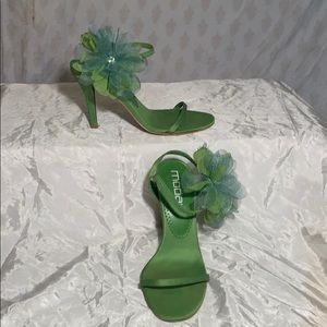 Moda Spana flowerdy green high heels.